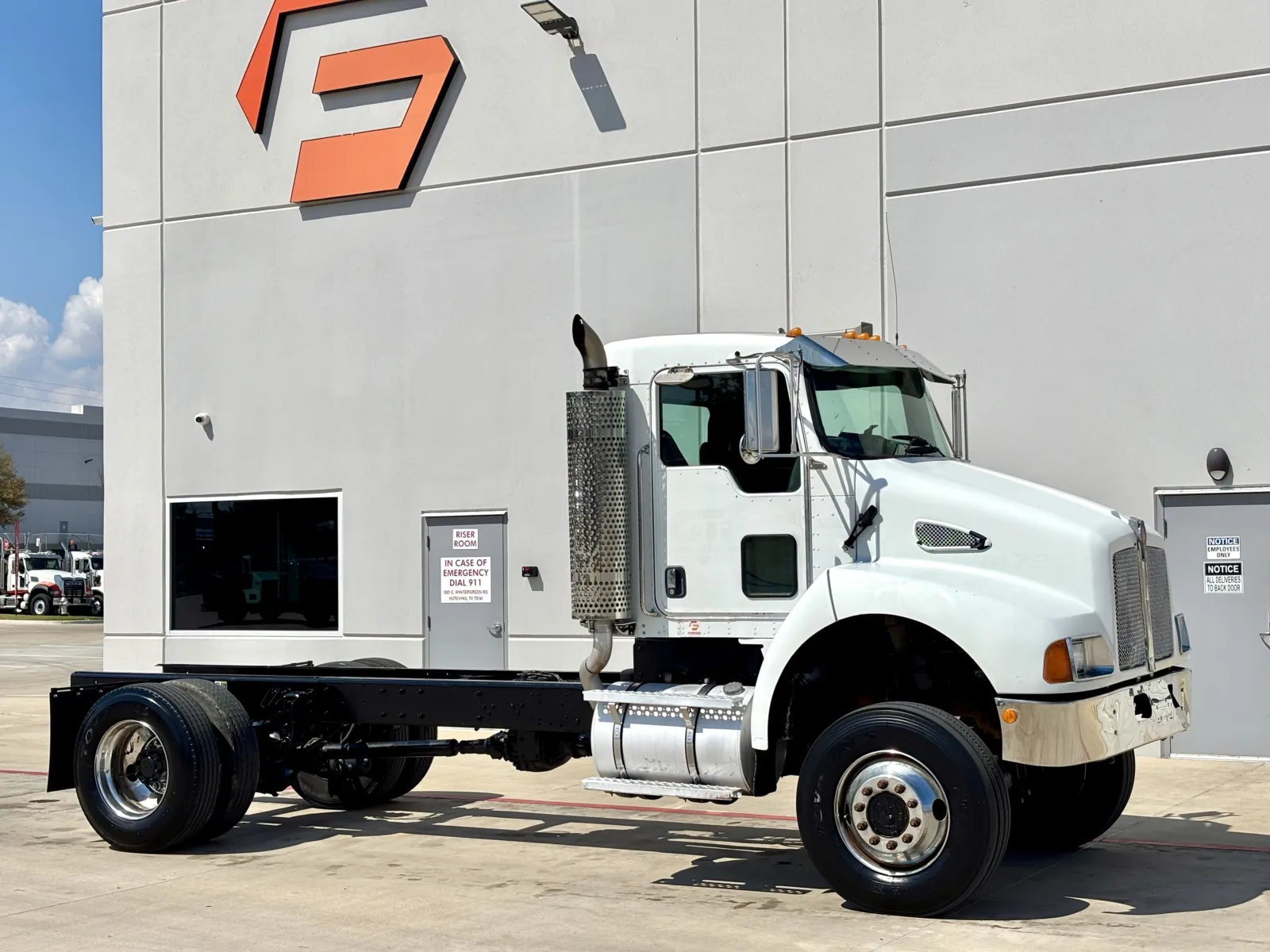 2005 KENWORTH T300 for sale in Hutchins, TX