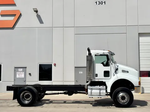 Another view of 2005 KENWORTH T300 for sale in Hutchins, TX at Forge Truck Centers - Texas