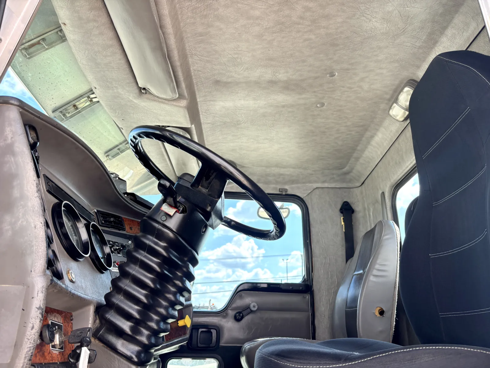 2005 Kenworth - image 14