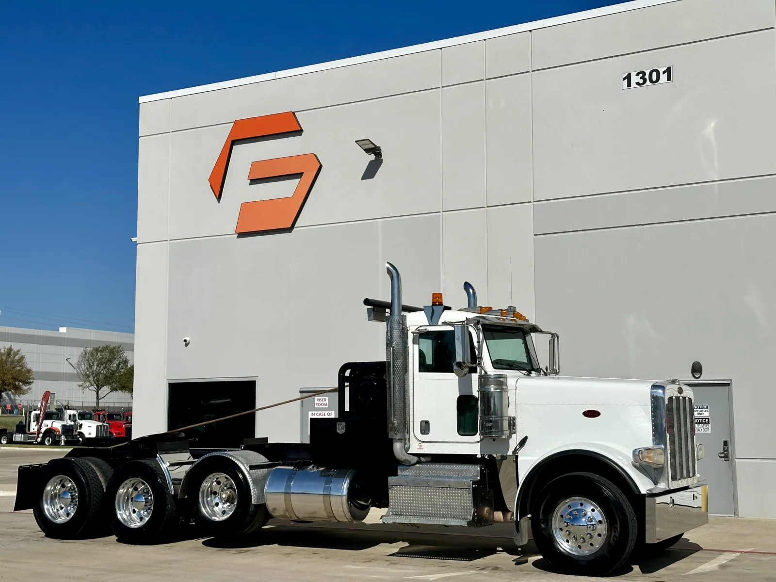 2014 PETERBILT 388 for sale in Hutchins, TX