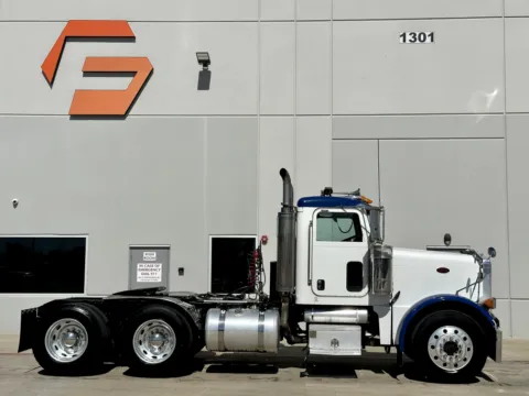 Another view of 2005 PETERBILT 379 for sale in Hutchins, TX at Forge Truck Centers - Texas