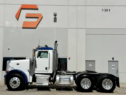 More photos of 2005 PETERBILT 379 at Forge Truck Centers - Texas, TX