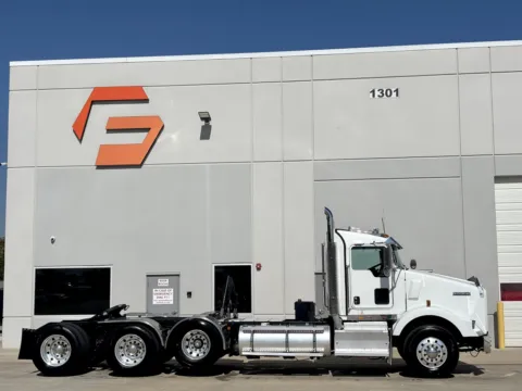Another view of 2011 KENWORTH T800 for sale in Hutchins, TX at Forge Truck Centers - Texas