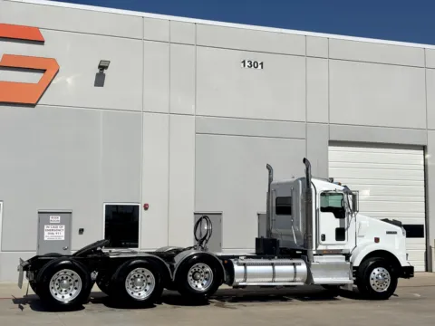 More photos of 2011 KENWORTH T800 at Forge Truck Centers - Texas, TX