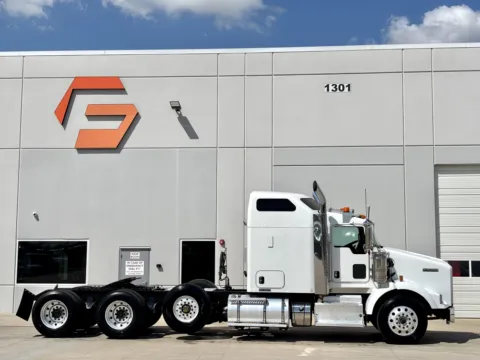 Another view of 2013 KENWORTH T800 for sale in Hutchins, TX at Forge Truck Centers - Texas