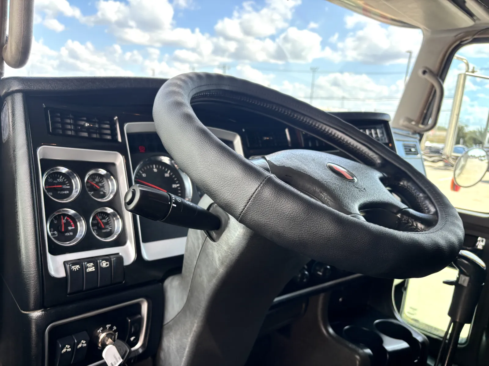 2013 Kenworth T800 - image 15