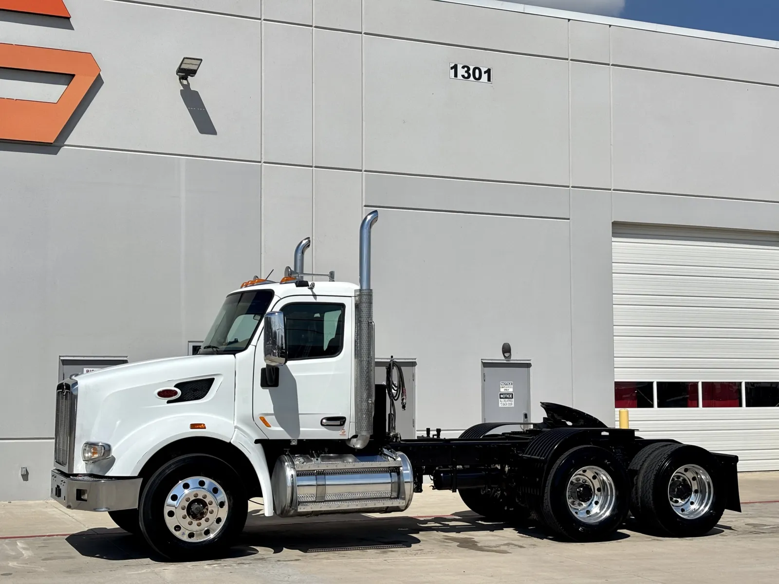 2014 Peterbilt 567 - image 2