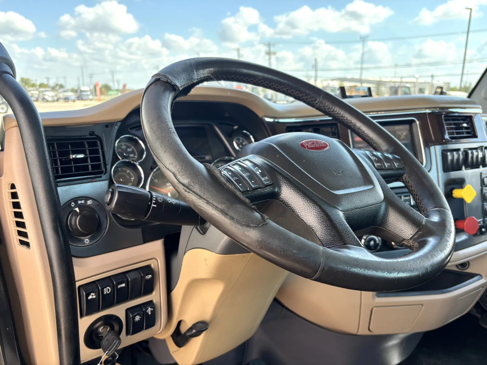 2014 Peterbilt 567 - image 14