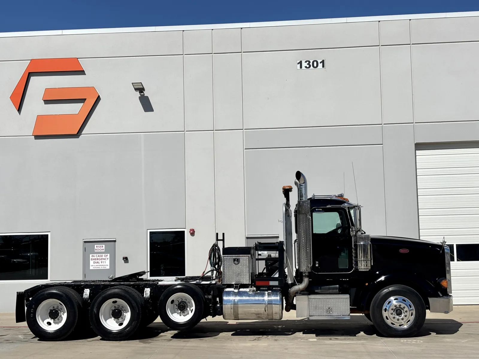 2010 Peterbilt - image 3