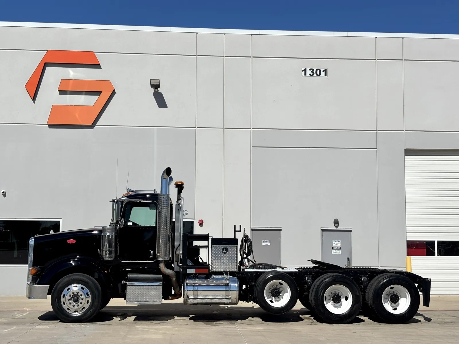 2010 Peterbilt - image 4