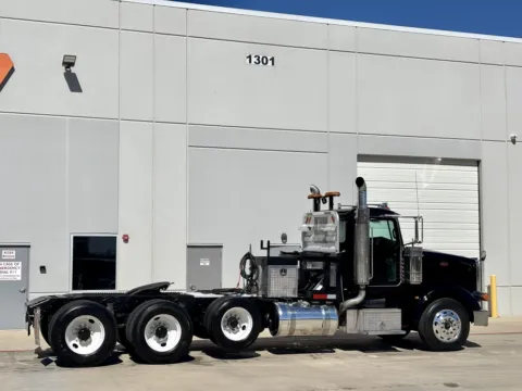 More photos of 2010 PETERBILT 367 at Forge Truck Centers - Texas, TX