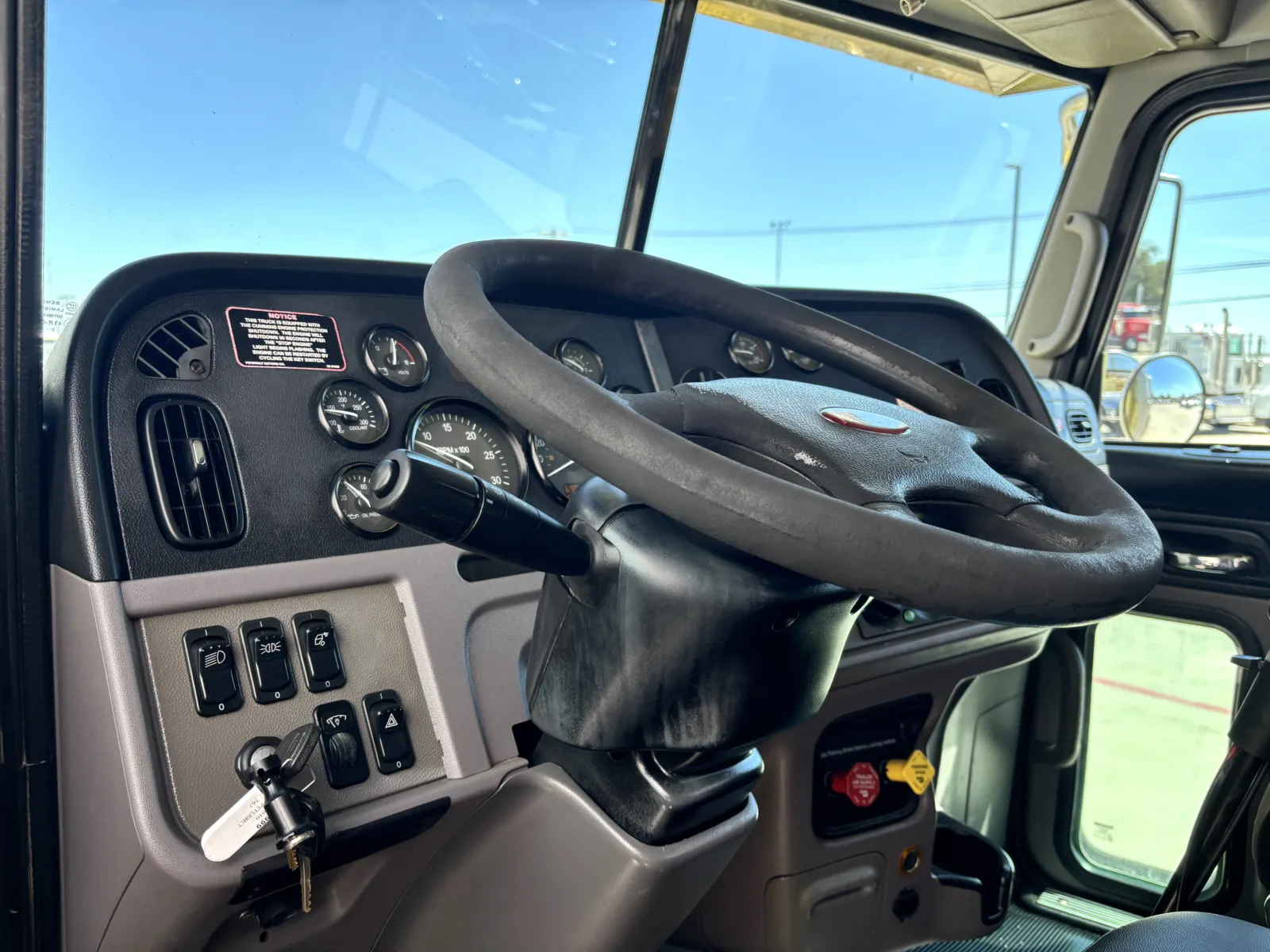 2010 Peterbilt - image 15