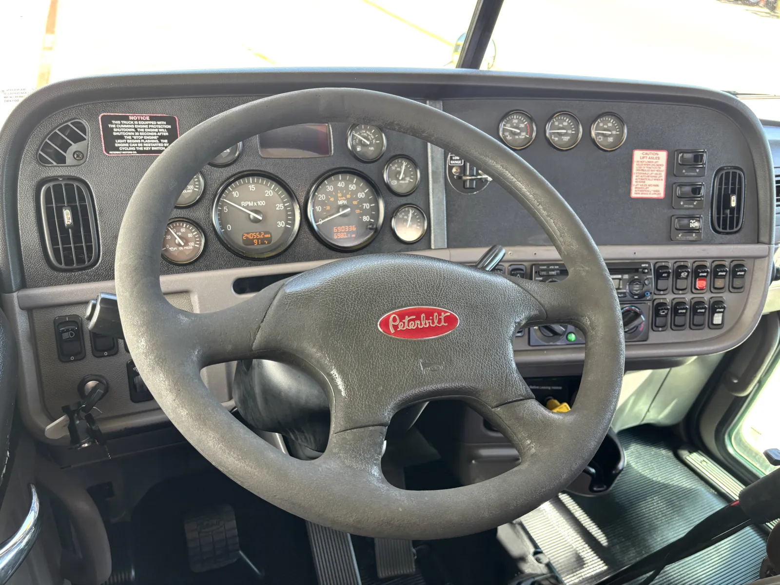 2010 Peterbilt - image 16