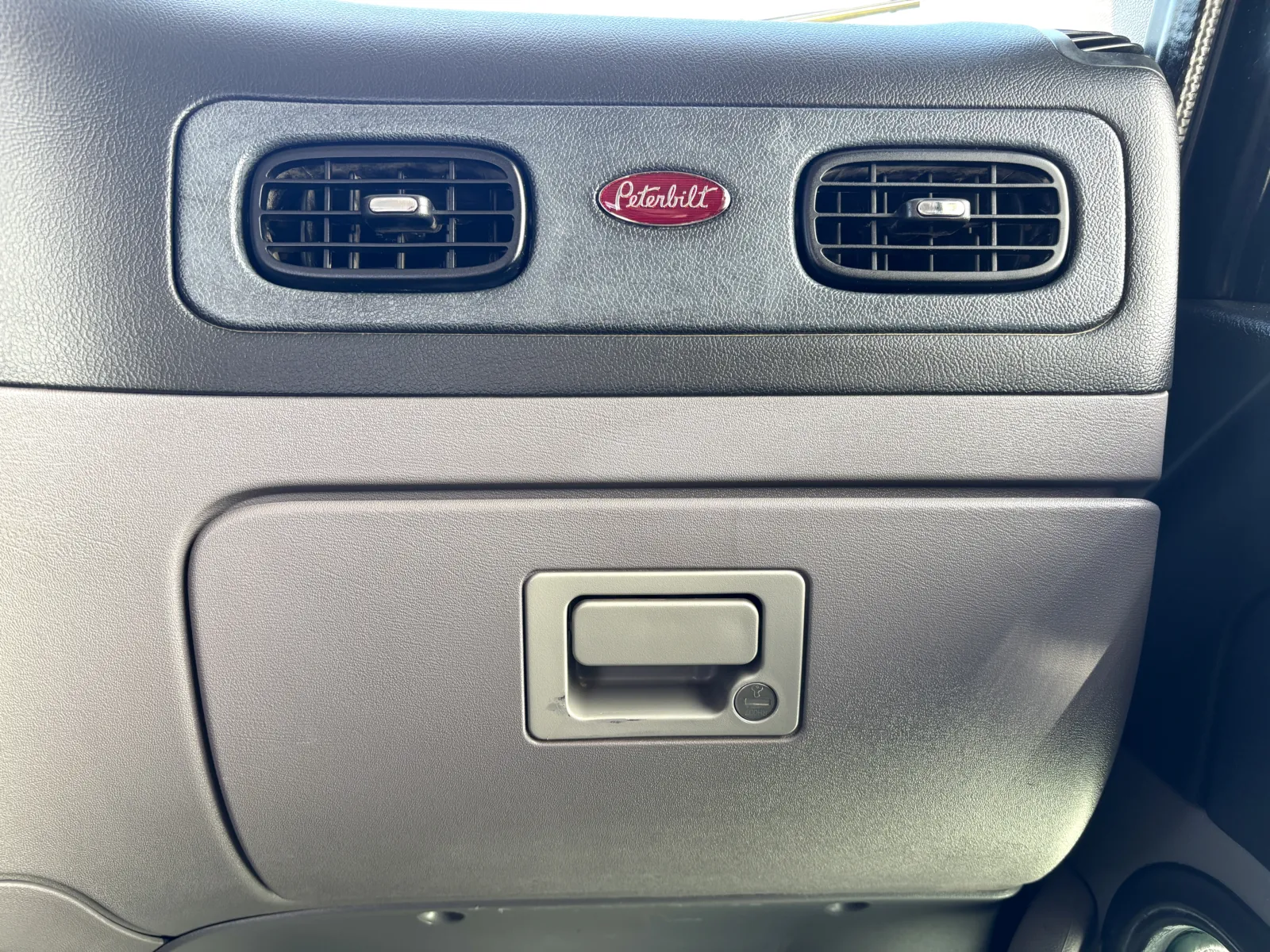 2010 Peterbilt - image 19