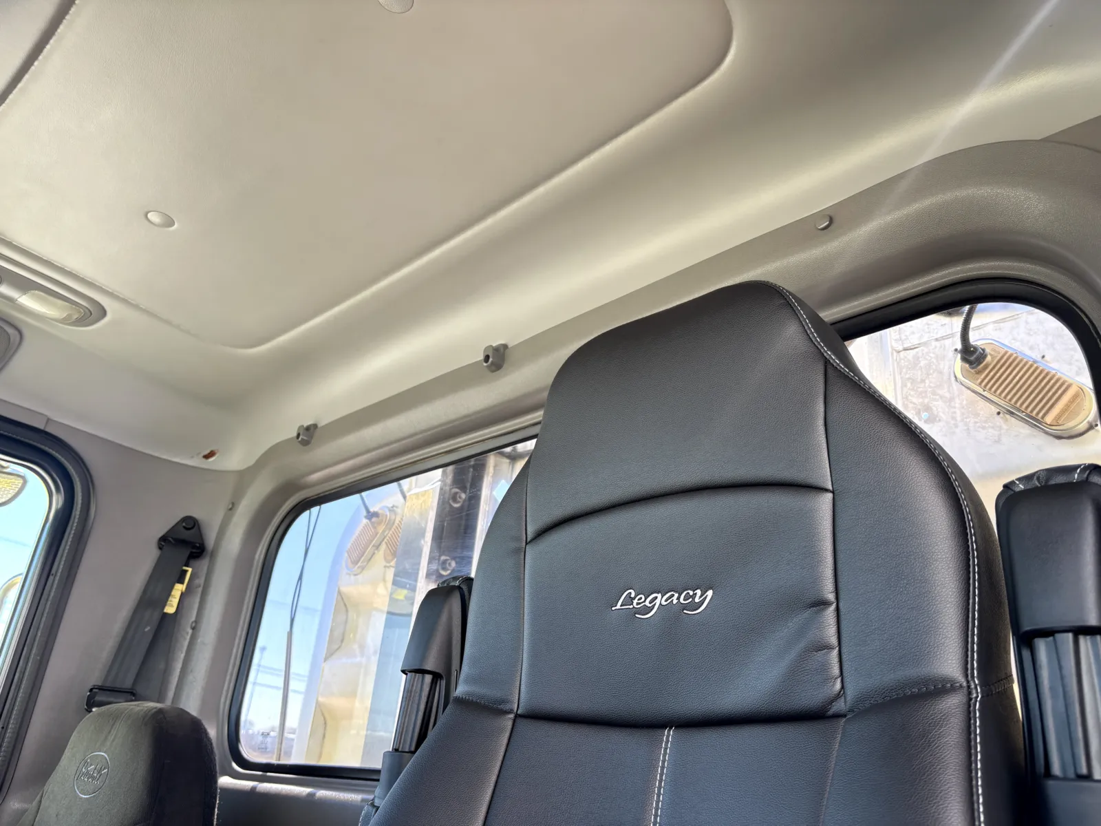 2010 Peterbilt - image 20