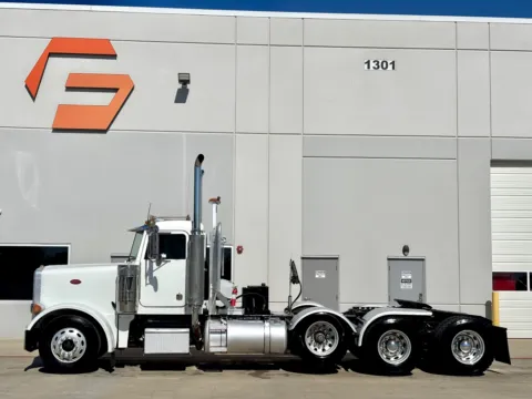 More photos of 2004 PETERBILT 379 at Forge Truck Centers - Texas, TX