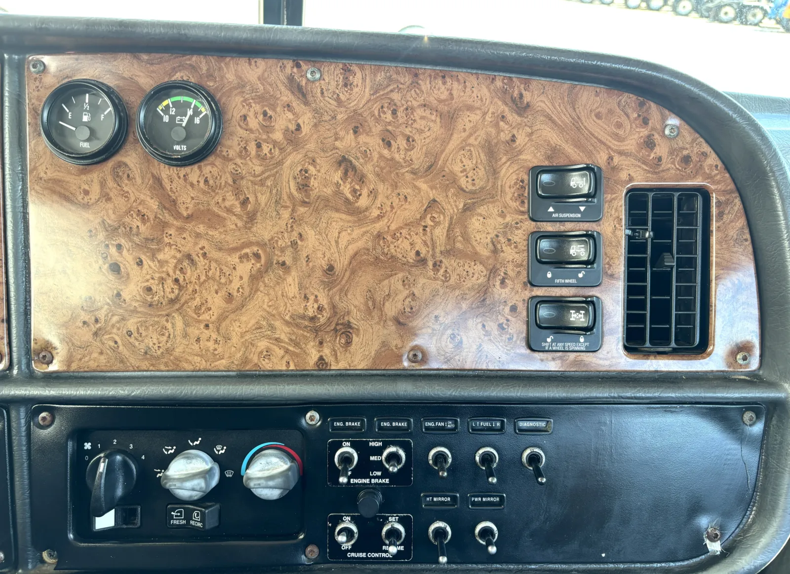 2006 Peterbilt - image 18