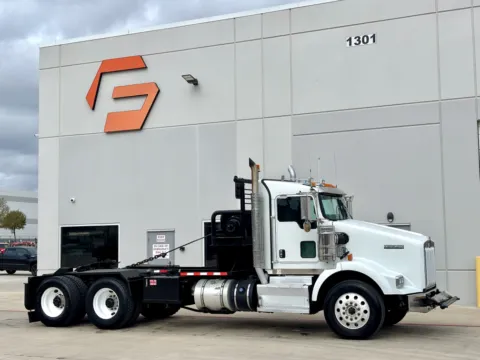 2011 KENWORTH T800 for sale in Hutchins, TX