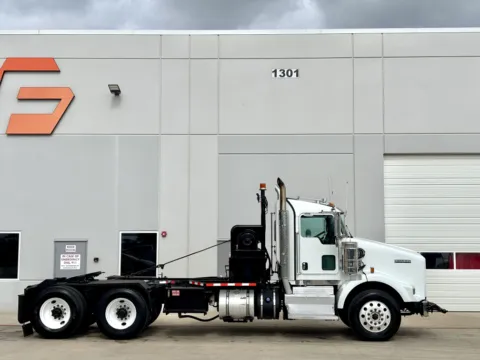 Another view of 2011 KENWORTH T800 for sale in Hutchins, TX at Forge Truck Centers - Texas