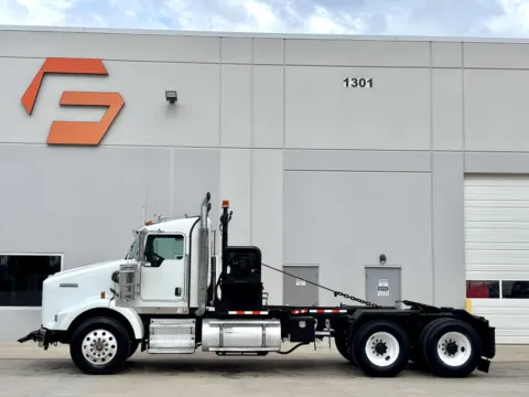 More photos of 2011 KENWORTH T800 at Forge Truck Centers - Texas, TX