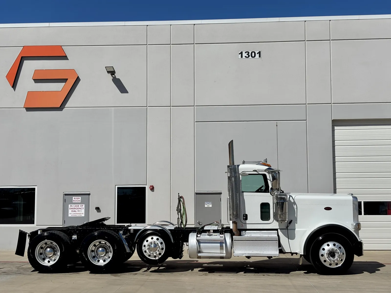 2020 Peterbilt 389 - image 3