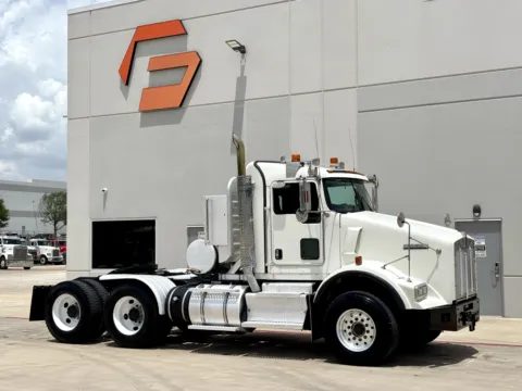 2011 KENWORTH T800 for sale in Hutchins, TX