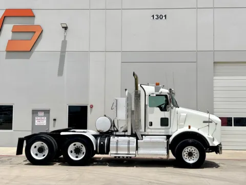Another view of 2011 KENWORTH T800 for sale in Hutchins, TX at Forge Truck Centers - Texas
