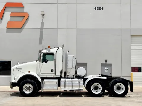 More photos of 2011 KENWORTH T800 at Forge Truck Centers - Texas, TX