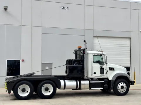 More photos of 2015 MACK GU713 at Forge Truck Centers - Texas, TX