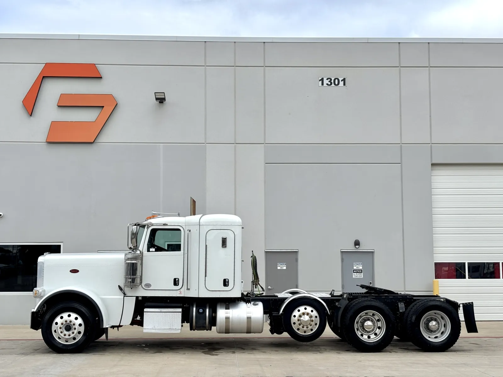 2020 Peterbilt 389 - image 4