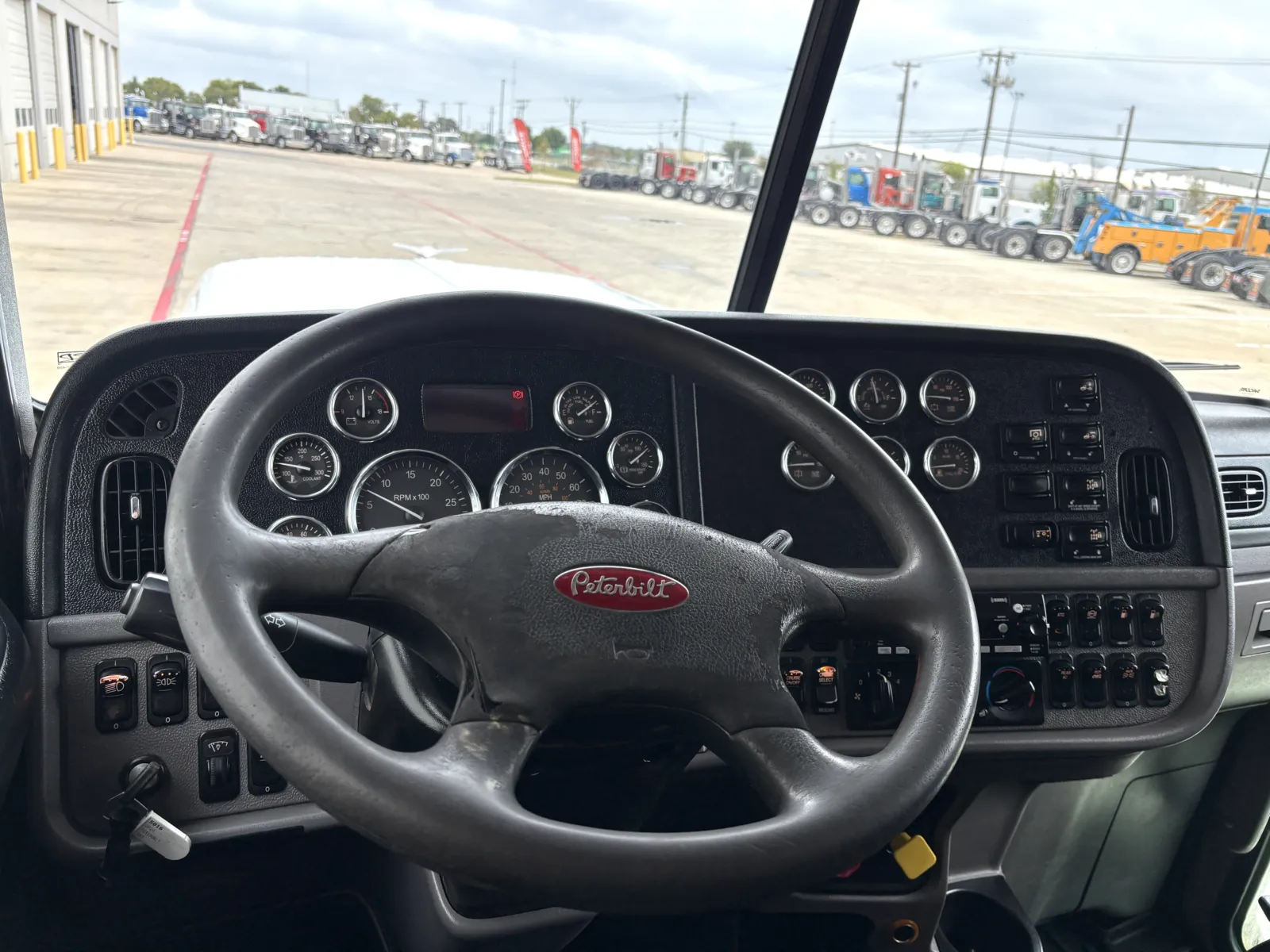 2020 Peterbilt 389 - image 16