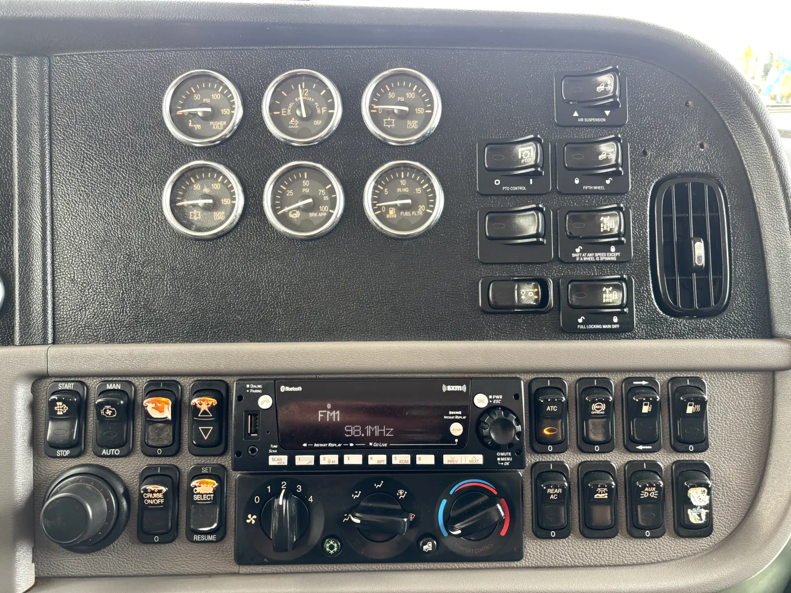 2020 Peterbilt 389 - image 18