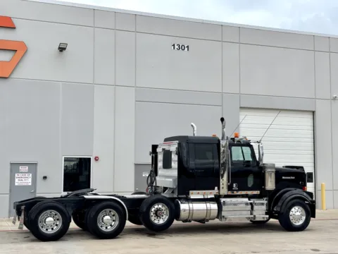 More photos of 2016 WESTERN STAR 4900 at Forge Truck Centers - Texas, TX