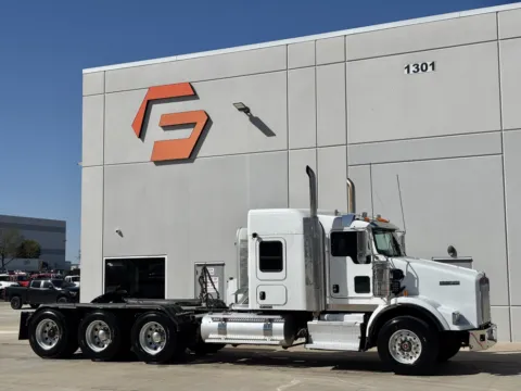 2015 KENWORTH T800 for sale in Hutchins, TX