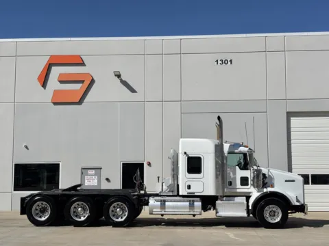 Another view of 2015 KENWORTH T800 for sale in Hutchins, TX at Forge Truck Centers - Texas