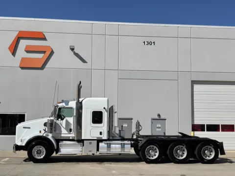 More photos of 2015 KENWORTH T800 at Forge Truck Centers - Texas, TX