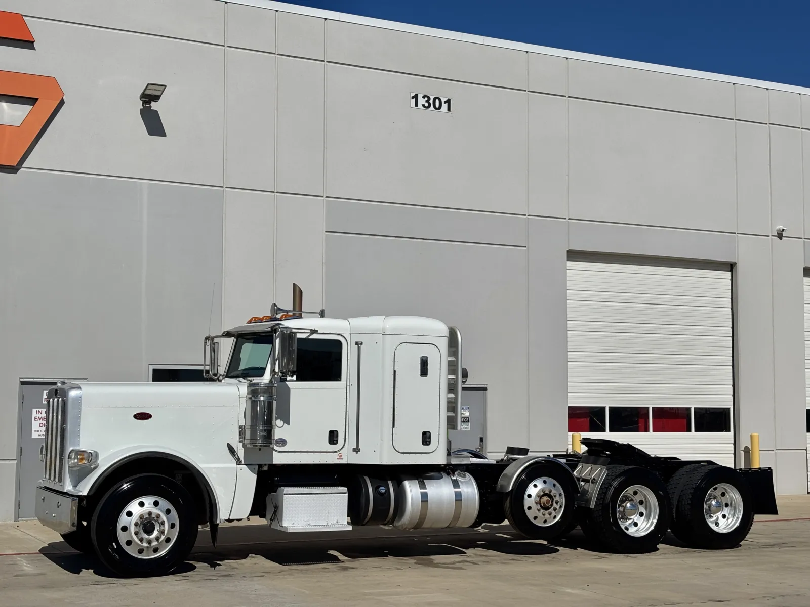 2020 Peterbilt 389 - image 2