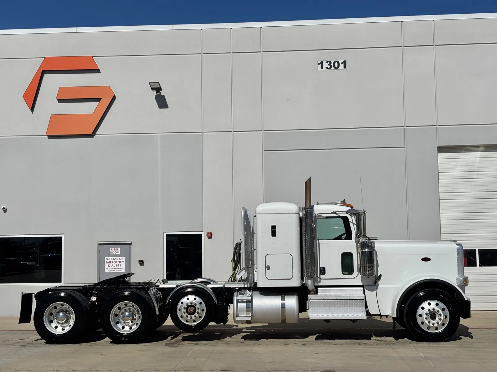 2020 Peterbilt 389 - image 3