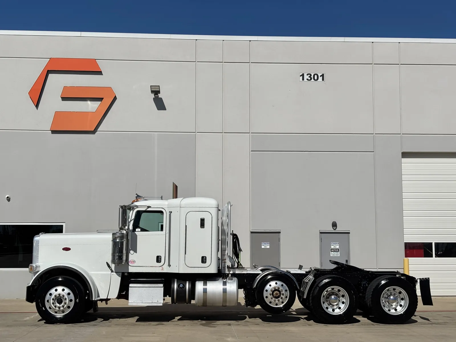 2020 Peterbilt 389 - image 4