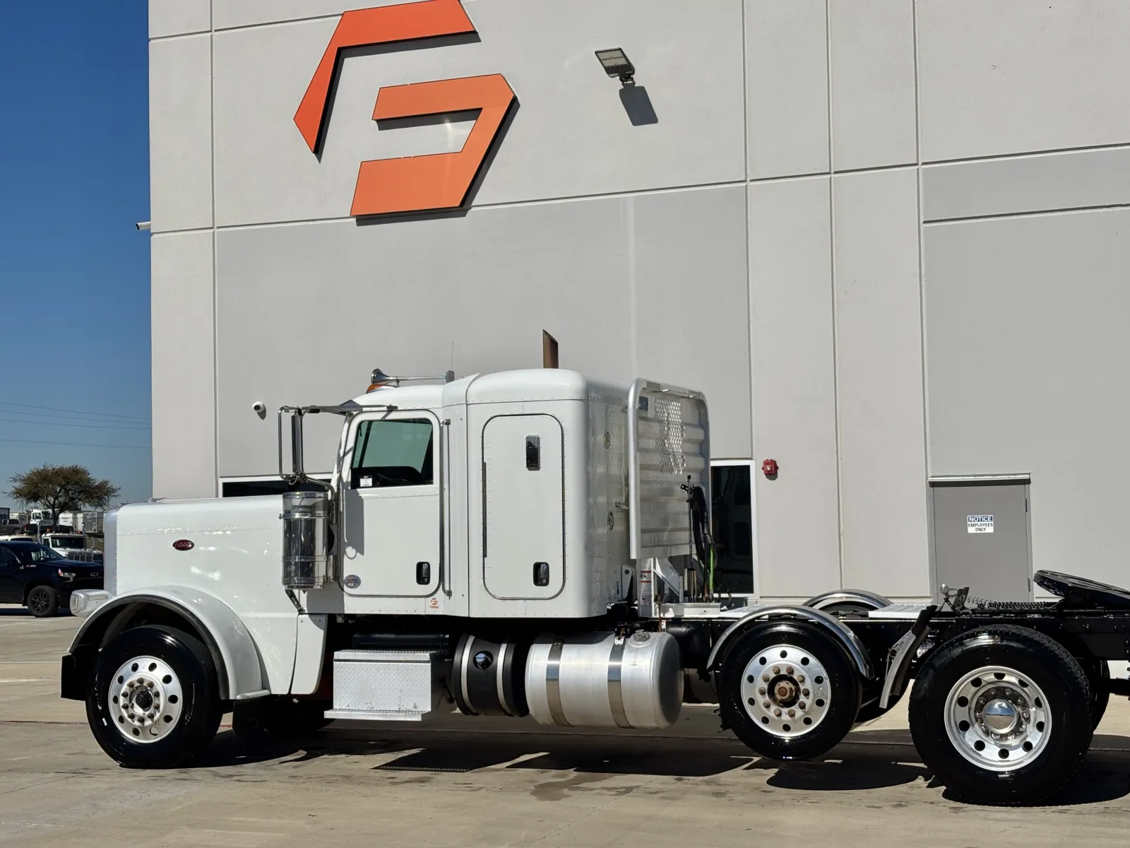 2020 Peterbilt 389 - image 8