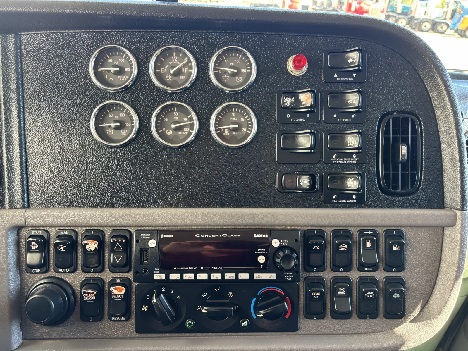 2020 Peterbilt 389 - image 18