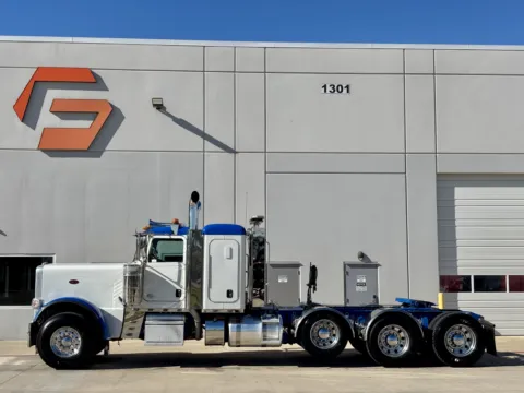 More photos of 2022 PETERBILT 389 at Forge Truck Centers - Texas, TX
