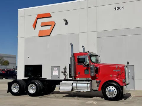 2007 KENWORTH W900 for sale in Hutchins, TX