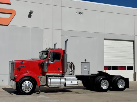Photos of 2007 KENWORTH W900 for sale in Hutchins, TX at Forge Truck Centers - Texas
