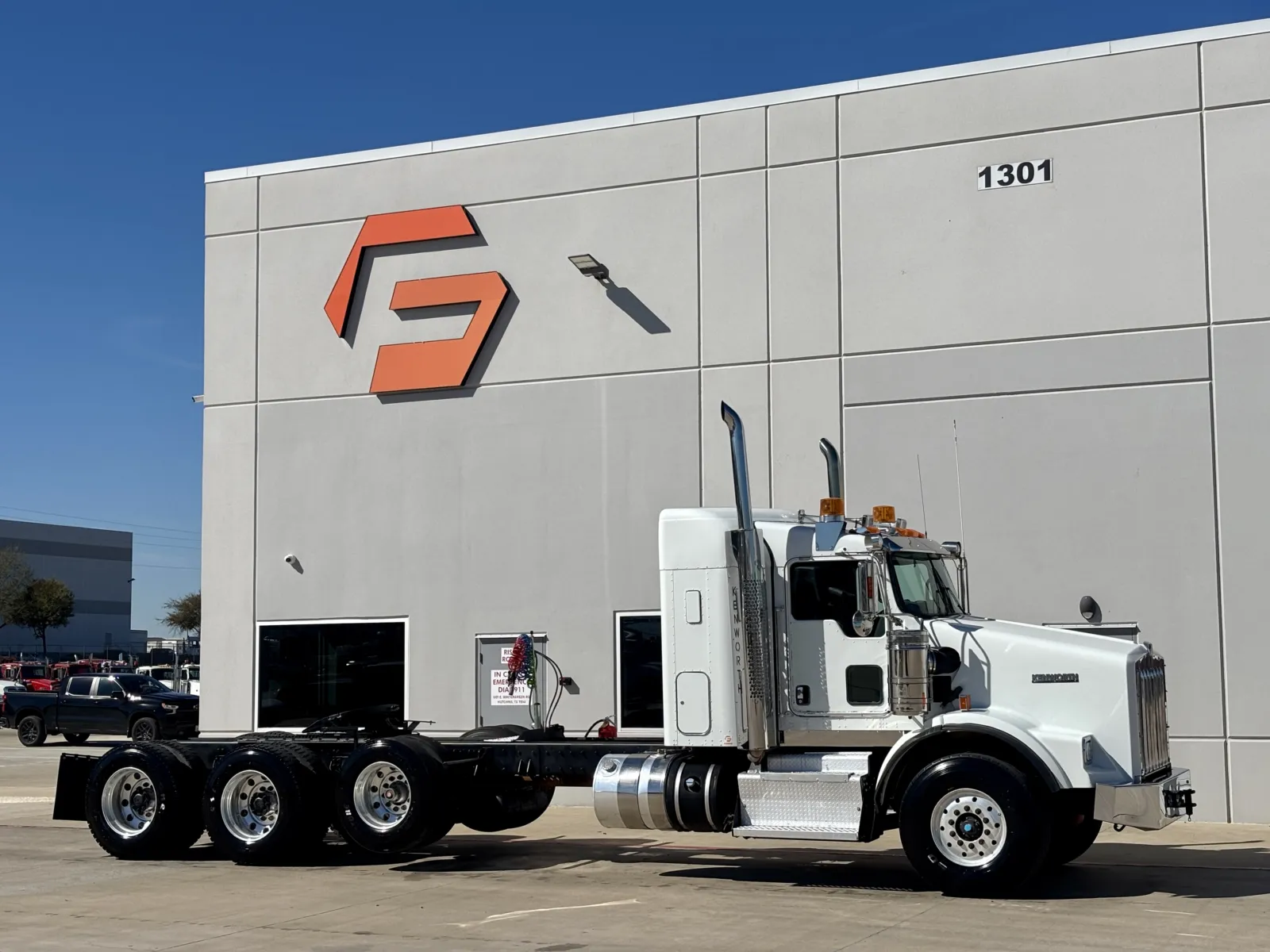 2013 KENWORTH T800 for sale in Hutchins, TX
