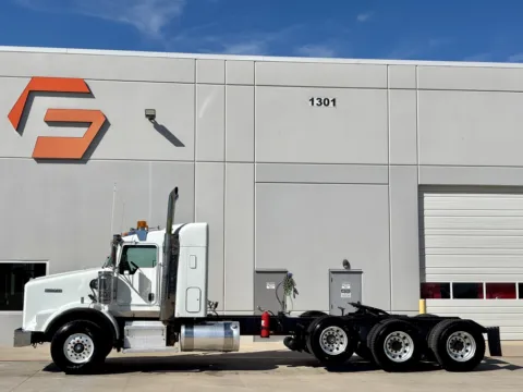 More photos of 2013 KENWORTH T800 at Forge Truck Centers - Texas, TX