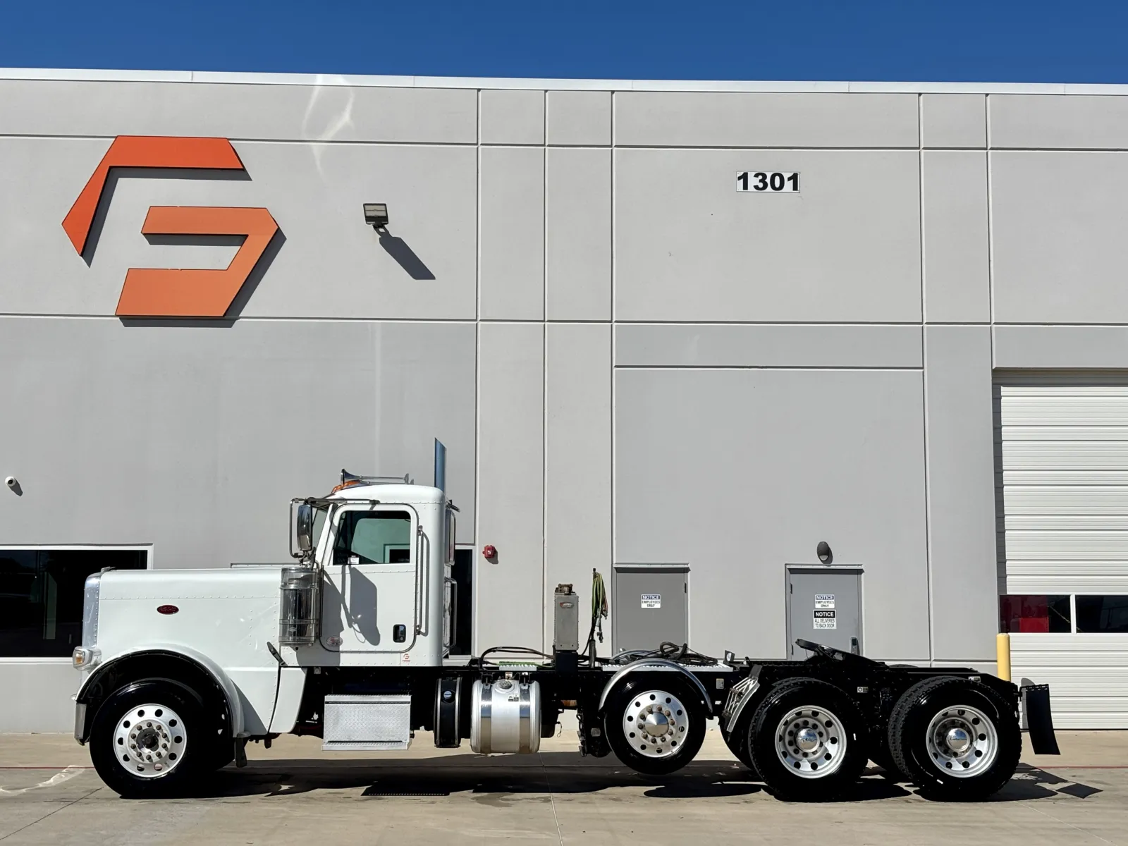 2020 Peterbilt 389 - image 4