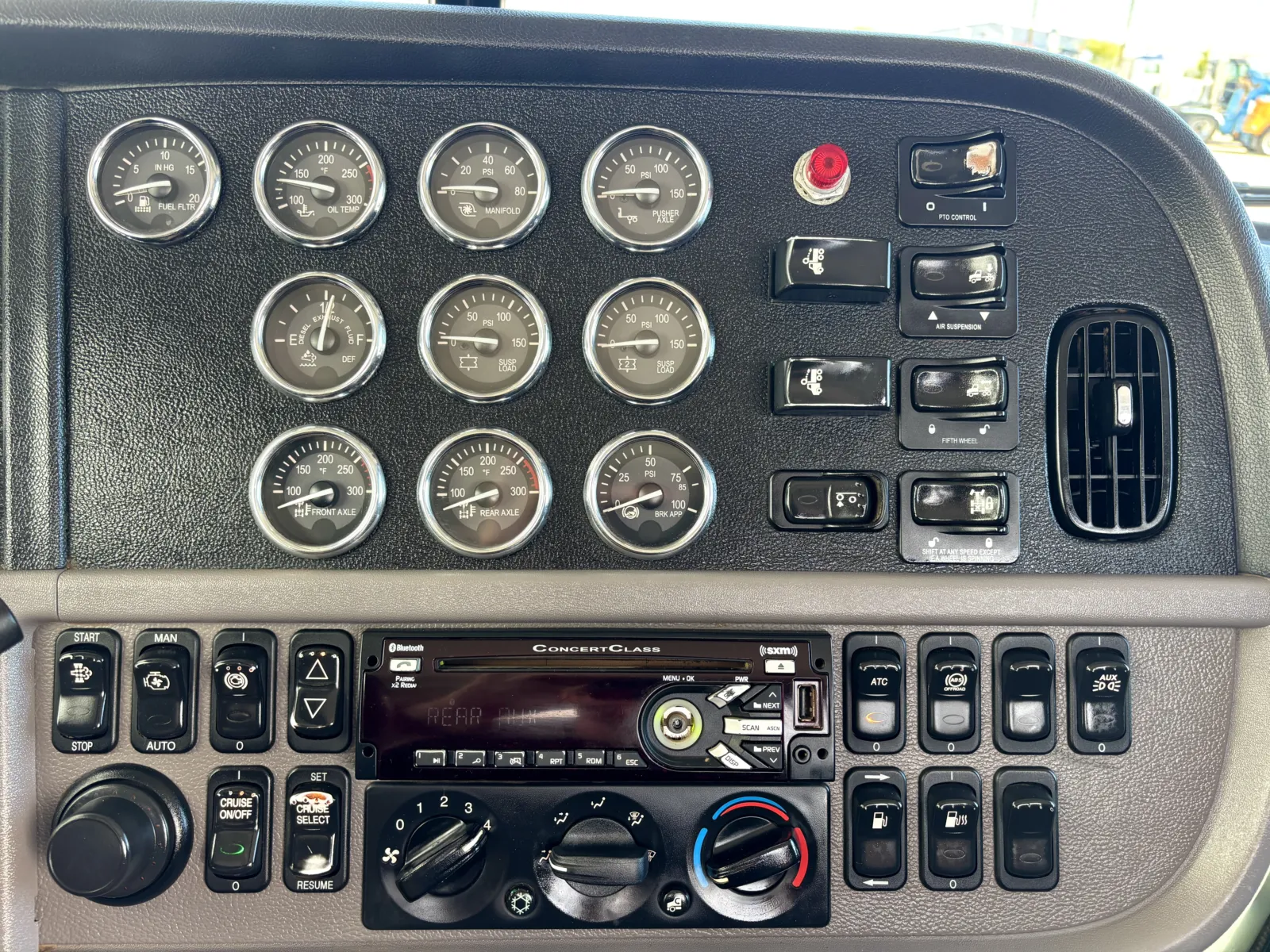 2020 Peterbilt 389 - image 18