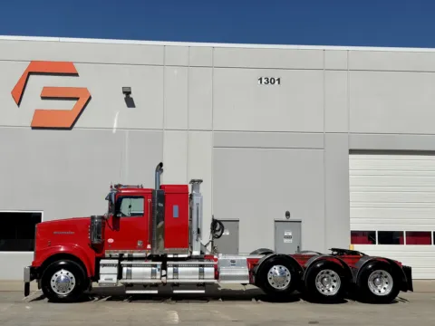 More photos of 2019 WESTERN STAR 4900 at Forge Truck Centers - Texas, TX