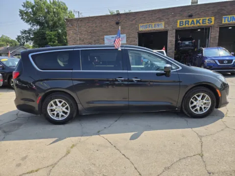 More photos of 2020 Chrysler Pacifica Touring at OG Auto Finance, IN